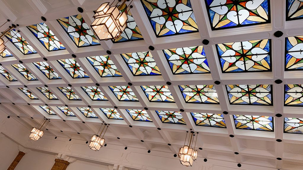 ▲京セラ美術館の天井のステンドグラス