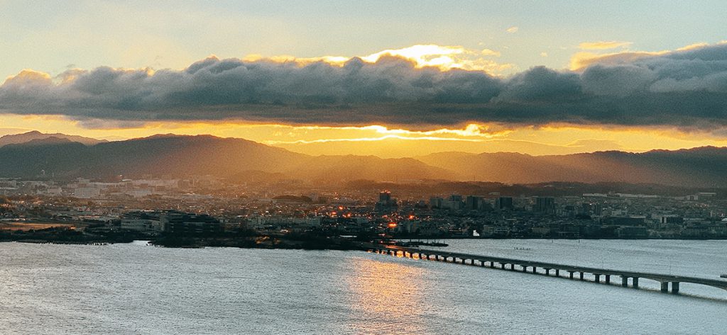 ▲琵琶湖の朝日